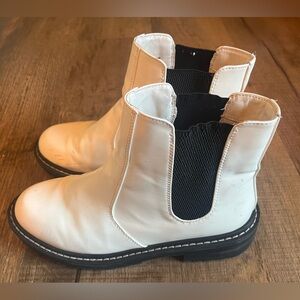 Stylish White Ankle Boots with black elastic side panels. Women’s size 9